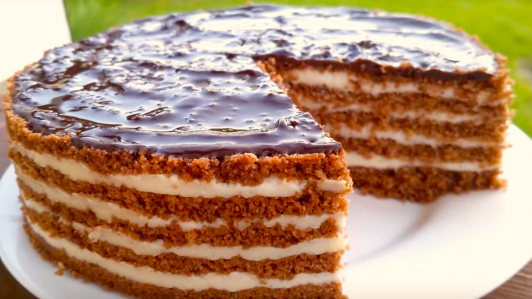 Не могла повірити, що цей медівник приготований без духовки! Справжня смакота — їм його і не можу зупинитися!