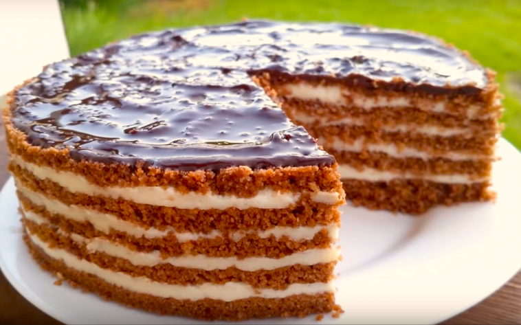 Не могла повірити, що цей медівник приготований без духовки! Справжня смакота — їм його і не можу зупинитися!