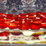 Ми просто у захваті від цього десерту: «Лінивий» торт із полуницею без випічки, желатину й вершків!