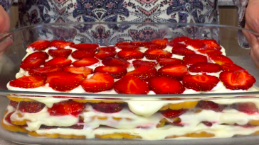 Ми просто у захваті від цього десерту: «Лінивий» торт із полуницею без випічки, желатину й вершків!