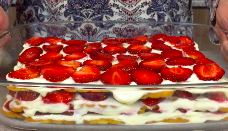 Ми просто у захваті від цього десерту: «Лінивий» торт із полуницею без випічки, желатину й вершків!