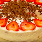 У сто разів смачніше за морозиво! Торт без випічки з молока, сиру та полуниці 🍓