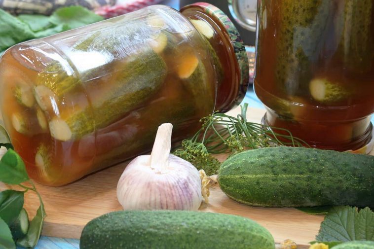 Мариновані огірки з кетчупом чилі на зиму — пікантна насолода для всієї родини!