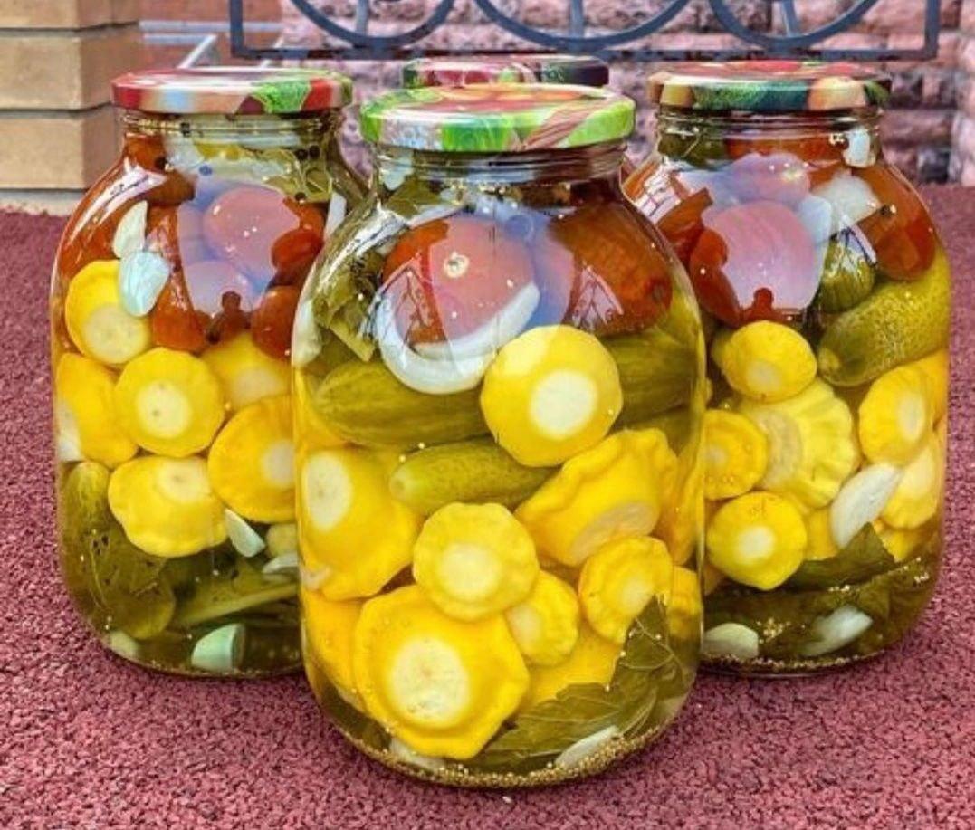 Мариноване овочеве асорті на зиму: хрумке, апетитне і дуже красиве