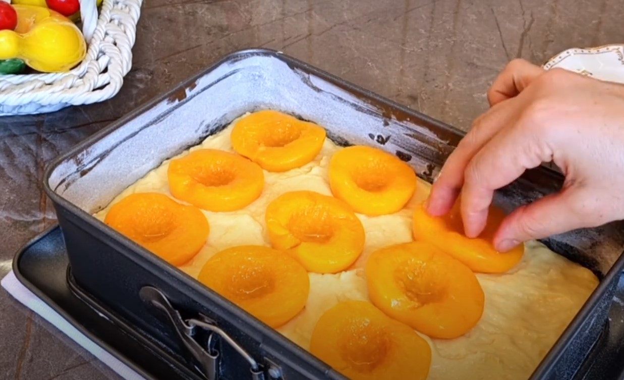 Фруктовий пиріг із персиками