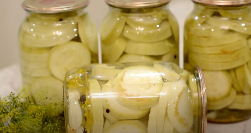 Унікальний рецепт маринованих кабачків на зиму — хрумкі, ароматні, домашні!