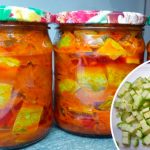 Кабачки в ароматній овочевій засмажці – скарб на зиму