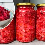 Маринована капуста з буряком у банках — хрумка закуска на всю зиму