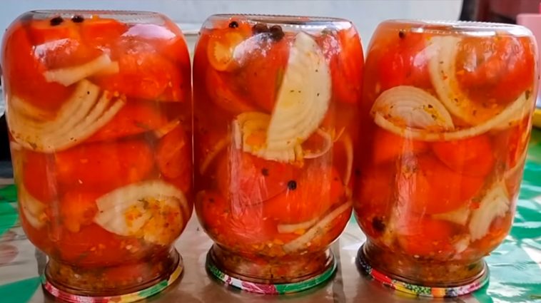 Пікантні помідори половинками на зиму: секрет у маринаді
