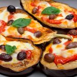 Сицилійські запечені баклажани з моцарелою та помідорами — середземноморська страва за 30 хвилин