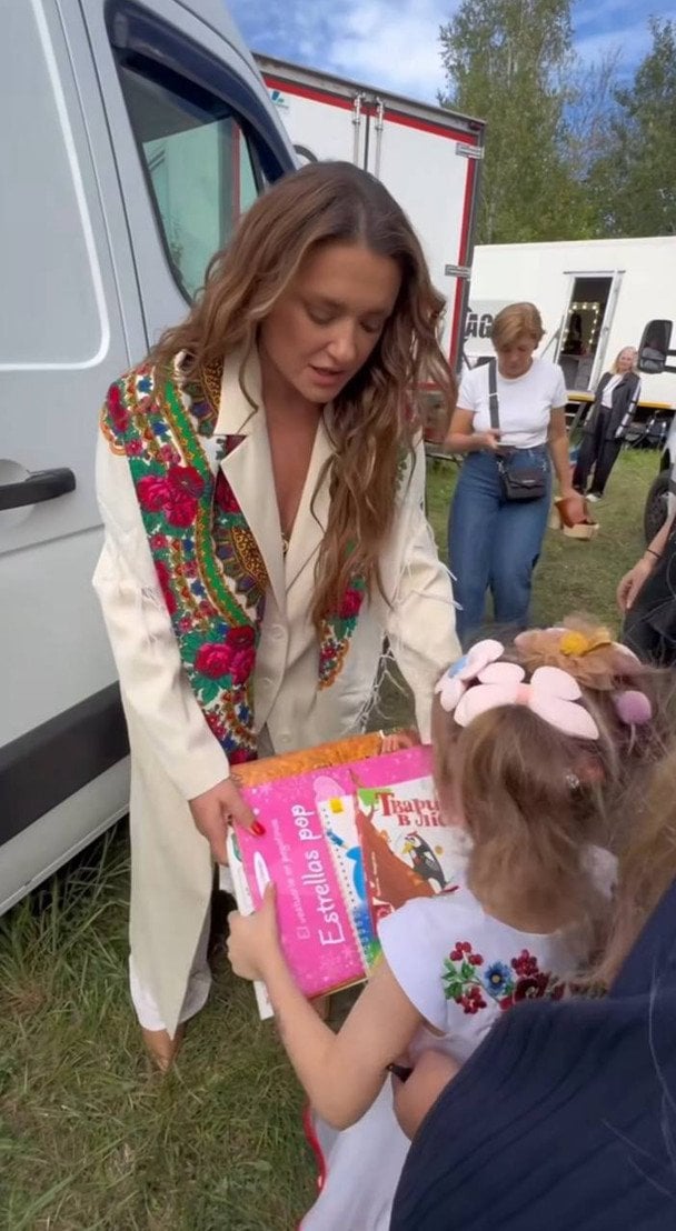 Ірина Білик зворушила мережу: зустрілася з 5-річною донькою Могилевської та подарувала їй сюрприз