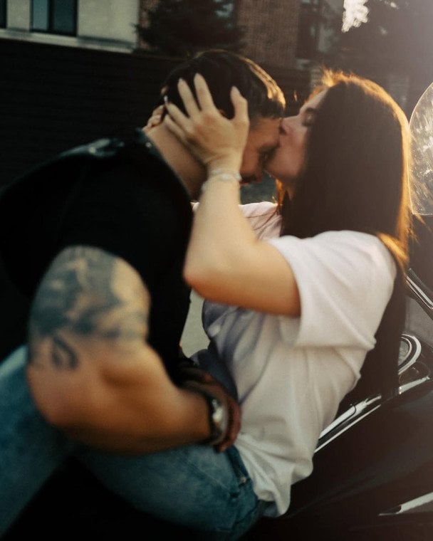 «Ми 16 років чемпіони»: Дружина Усика зворушливо поцілувала чоловіка та висловилась про річницю шлюбу