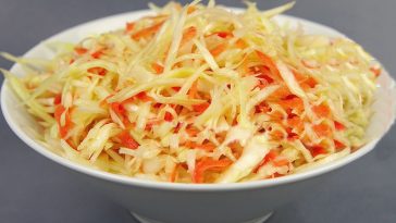 Салат з капусти: апетитний, смачний та швидкий, як у шкільній їдальні – господині цінять його за легкість приготування