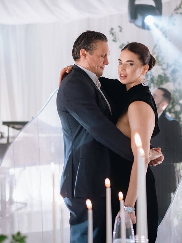 Дружина Усика вразила розкішним святкуванням річниці шлюбу: романтика, стиль і кохання