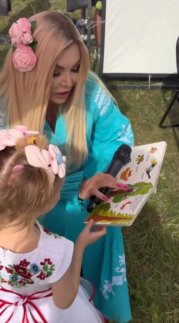 Ірина Білик зворушила мережу: зустрілася з 5-річною донькою Могилевської та подарувала їй сюрприз