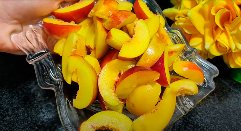 Домашній пиріг з персиками: покроковий рецепт ароматної випічки