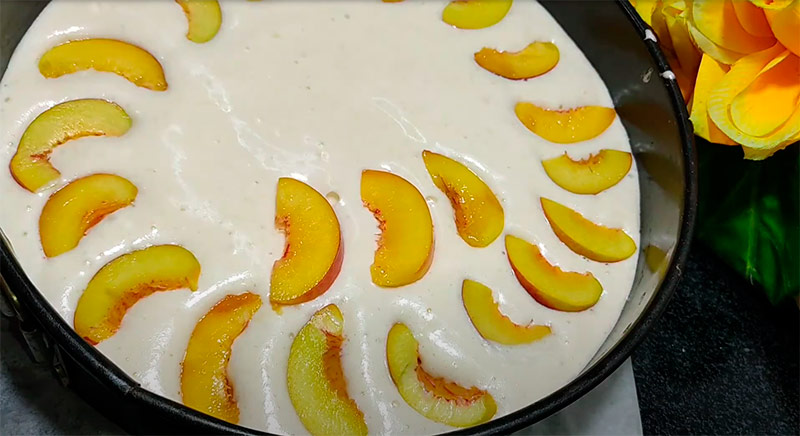 Домашній пиріг з персиками: покроковий рецепт ароматної випічки