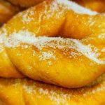 Домашні вергуни на кефірі: традиційний рецепт хрусткої випічки