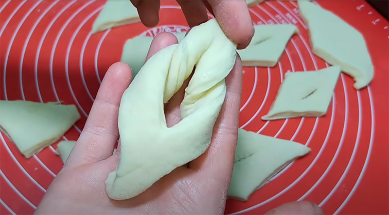 Домашні вергуни на кефірі: традиційний рецепт хрусткої випічки