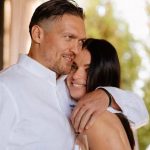 «Ми 16 років чемпіони»: Дружина Усика зворушливо поцілувала чоловіка та висловилась про річницю шлюбу