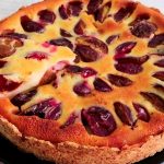 Неймовірний “Сливовий шарм” – пиріг зі сметанною ніжністю