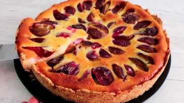 Неймовірний “Сливовий шарм” – пиріг зі сметанною ніжністю