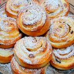 До чаю – ідеальна випічка! Домашні булочки-равлики з кремом і шоколадом