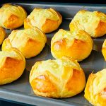 Прості сирні булочки, які зникають зі столу миттєво