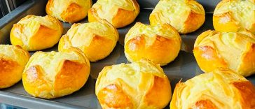 Прості сирні булочки, які зникають зі столу миттєво