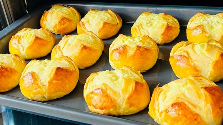 Прості сирні булочки, які зникають зі столу миттєво