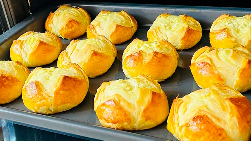 Прості сирні булочки, які зникають зі столу миттєво