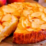 Шарлотка за 10 хвилин підготовки: пишний яблучний пиріг із цитрусовою ноткою