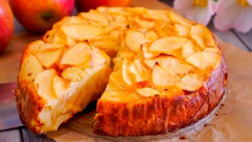 Шарлотка за 10 хвилин підготовки: пишний яблучний пиріг із цитрусовою ноткою