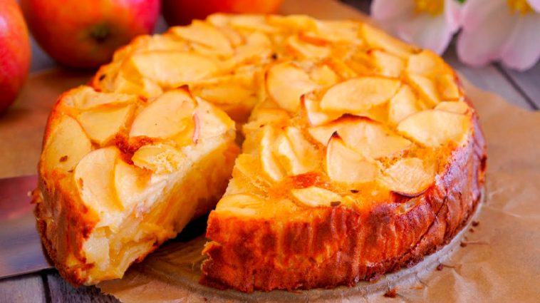 Шарлотка за 10 хвилин підготовки: пишний яблучний пиріг із цитрусовою ноткою