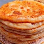 Дріжджові великі пиріжки з капустою