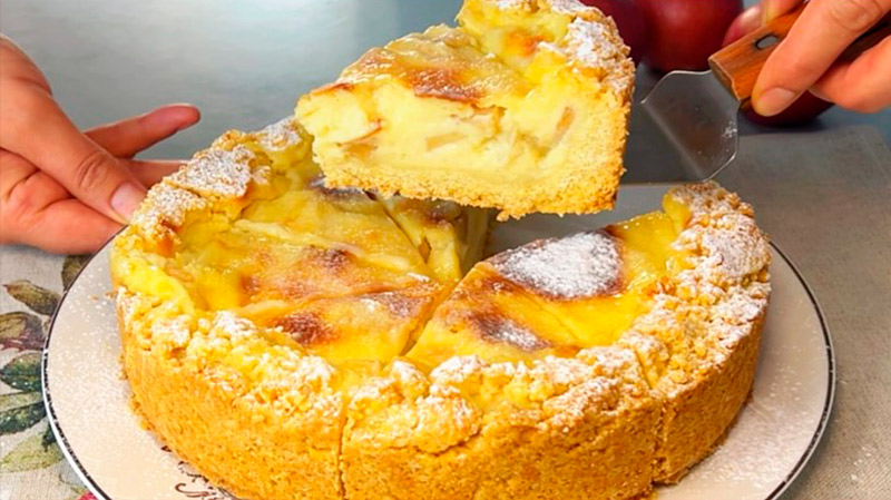 І торта не треба: яблучний пиріг із заварним кремом