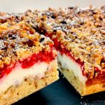 Сливовий тертий пиріг із білковою шапочкою — смакота, від якої не відвести очей