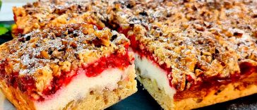 Сливовий тертий пиріг із білковою шапочкою — смакота, від якої не відвести очей