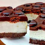 Торт без випічки за 30 хвилин — печиво, крем і шоколад. Все!