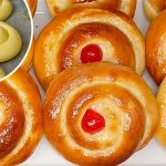 Неймовірно м’які булочки до чаю — готуються з найдоступніших продуктів!