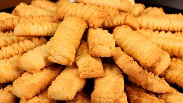 Рецепт з нашого дитинства: розсипчасте пісочне печиво на майонезі