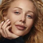 Тіна Кароль у білому та з обручкою: шанувальники вітають наречену