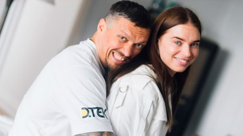 Дружина Усика вперше показала всіх чотирьох дітей: зворушливі сімейні кадри підкорили мережу (фото)