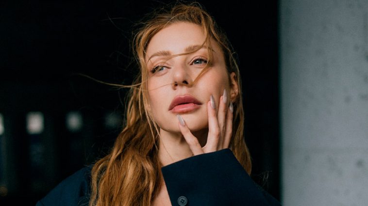 "Оазис ніжності": Тіна Кароль у футуристичній скульптурній сукні вразила мережу новою фотосесією