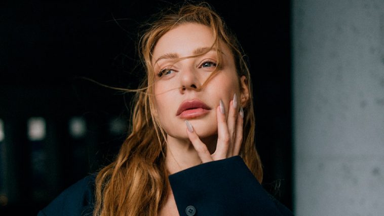 "Оазис ніжності": Тіна Кароль у футуристичній скульптурній сукні вразила мережу новою фотосесією