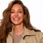 Прозора майка і кристали на голові: Осадча у незвичному образі нагадала, як важливо ловити момент