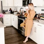 Теплий халат для дому: які матеріали забезпечать комфорт цілу зиму?