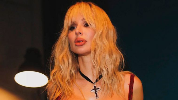 обода у вогняному купальнику показала ідеальні форми перед тренуванням — яскраве фото