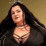 "Принцеса чи королева?" Alyona Alyona у зухвалому total black образі засвітила зухвале спіднє