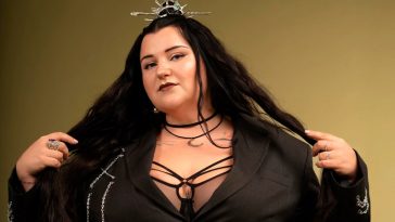 "Принцеса чи королева?" Alyona Alyona у зухвалому total black образі засвітила зухвале спіднє